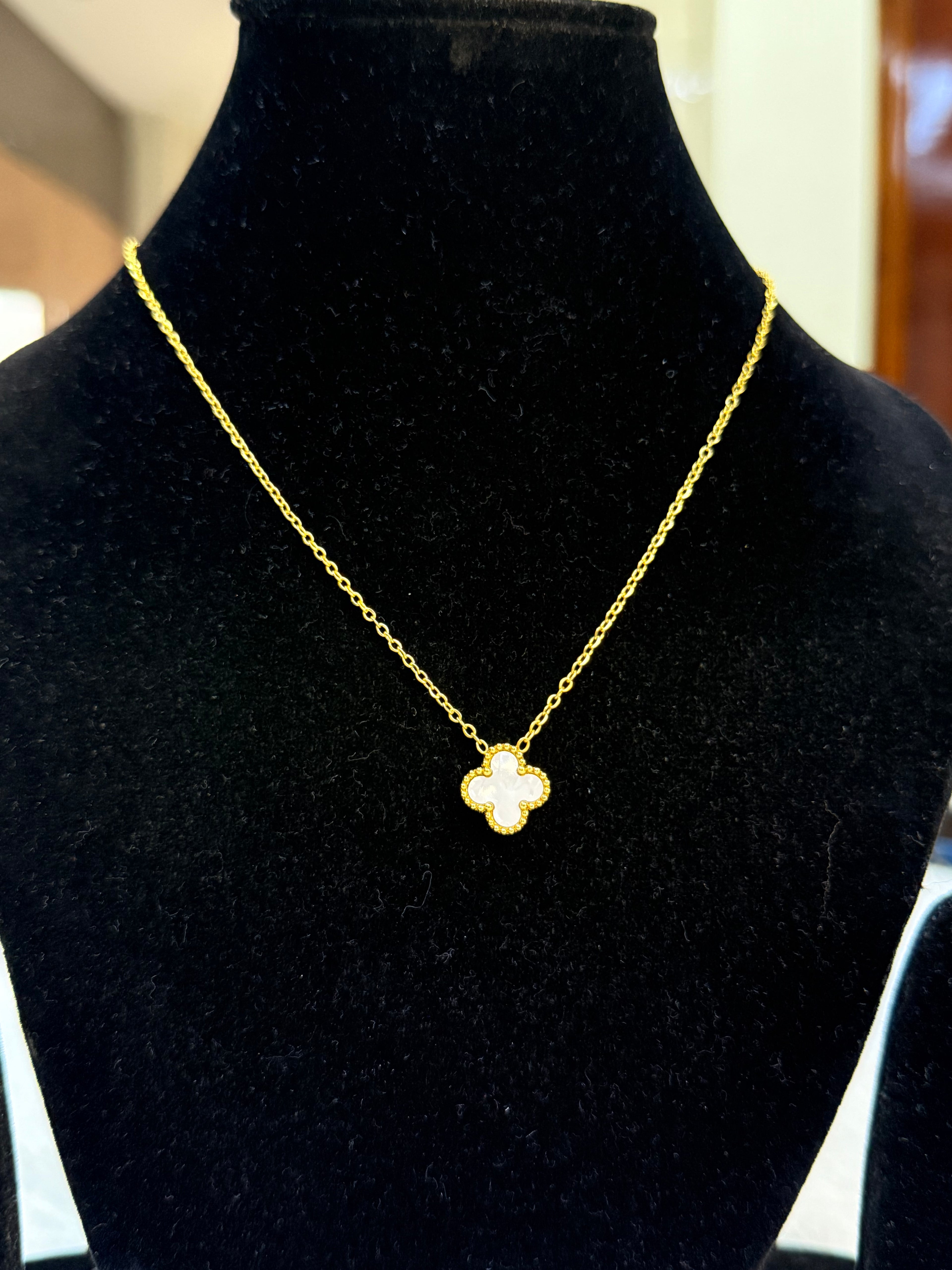 Reversible pendant set