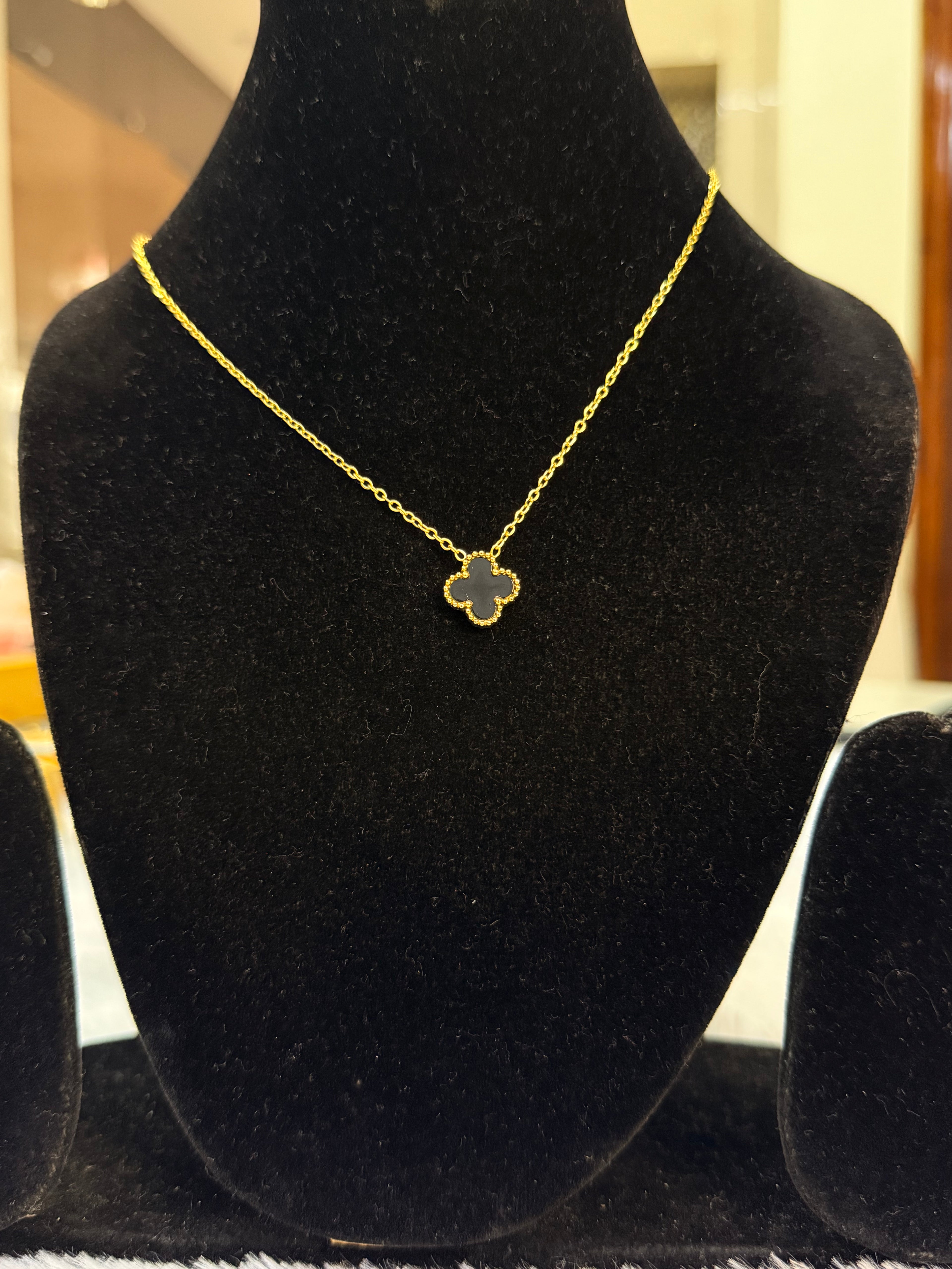 Reversible pendant set