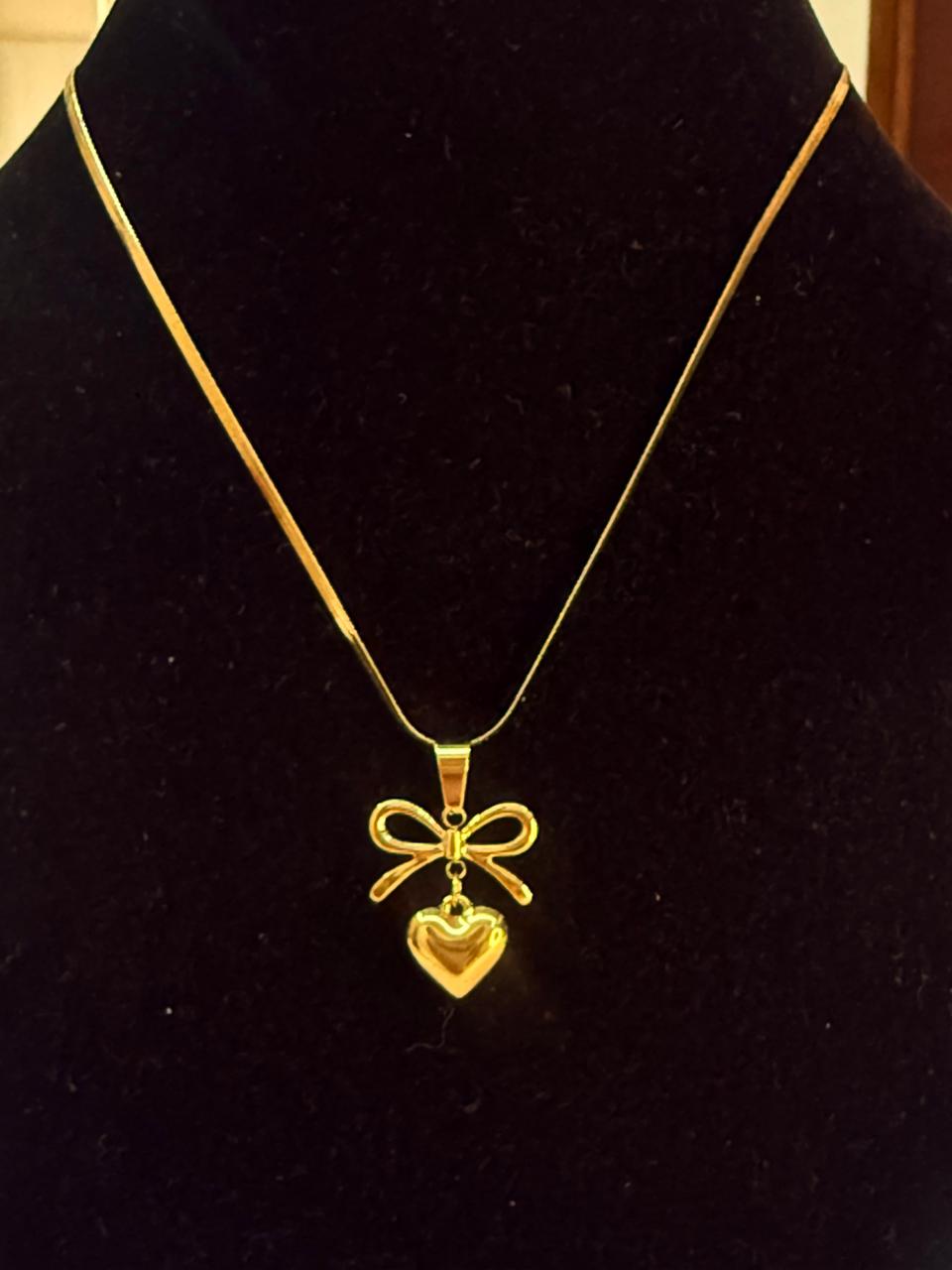 heart bow with snakechain pendant