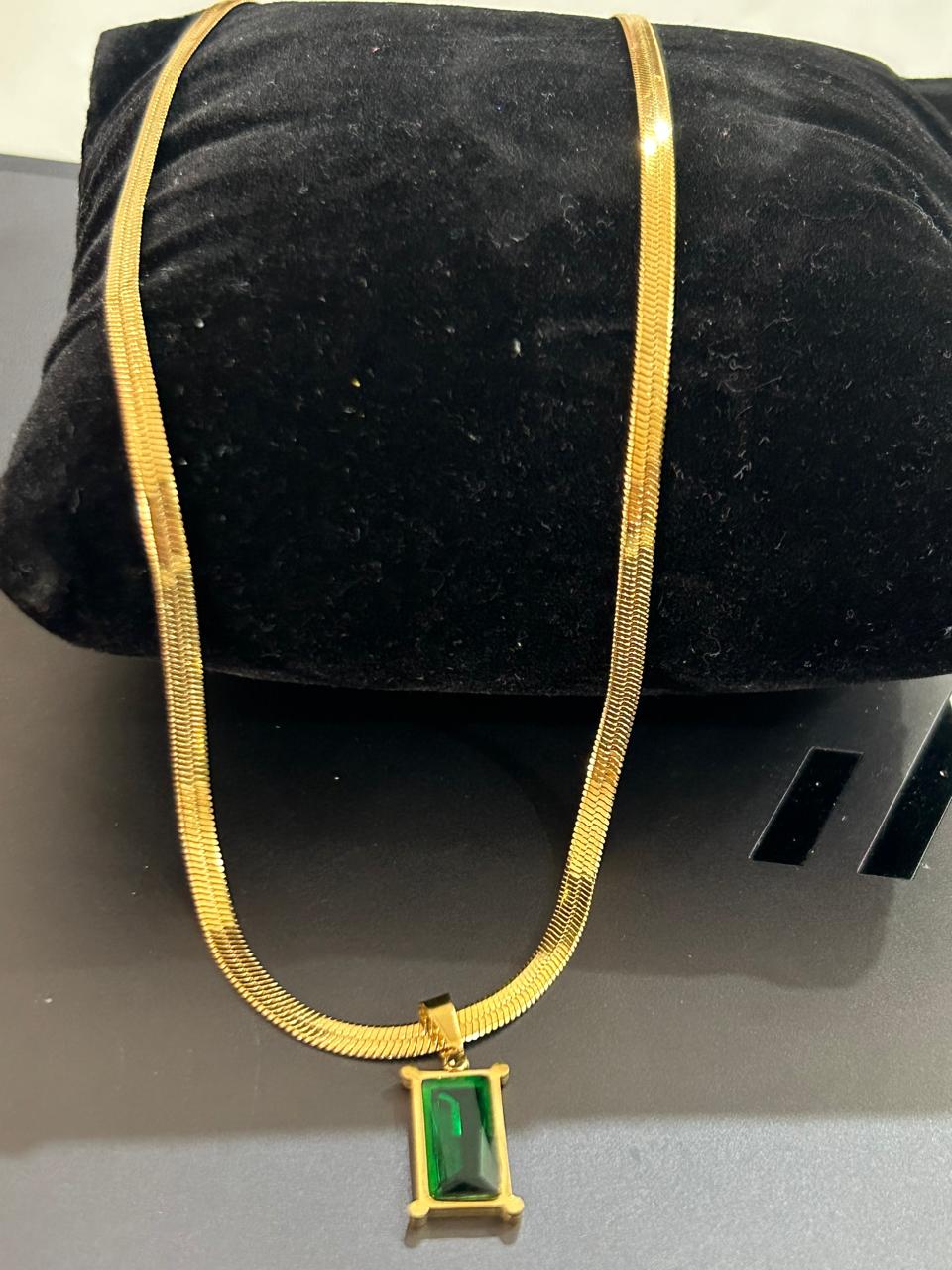 emrald anti tarnish pendant