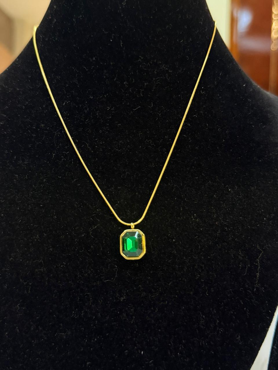emrald pendant neckpiece