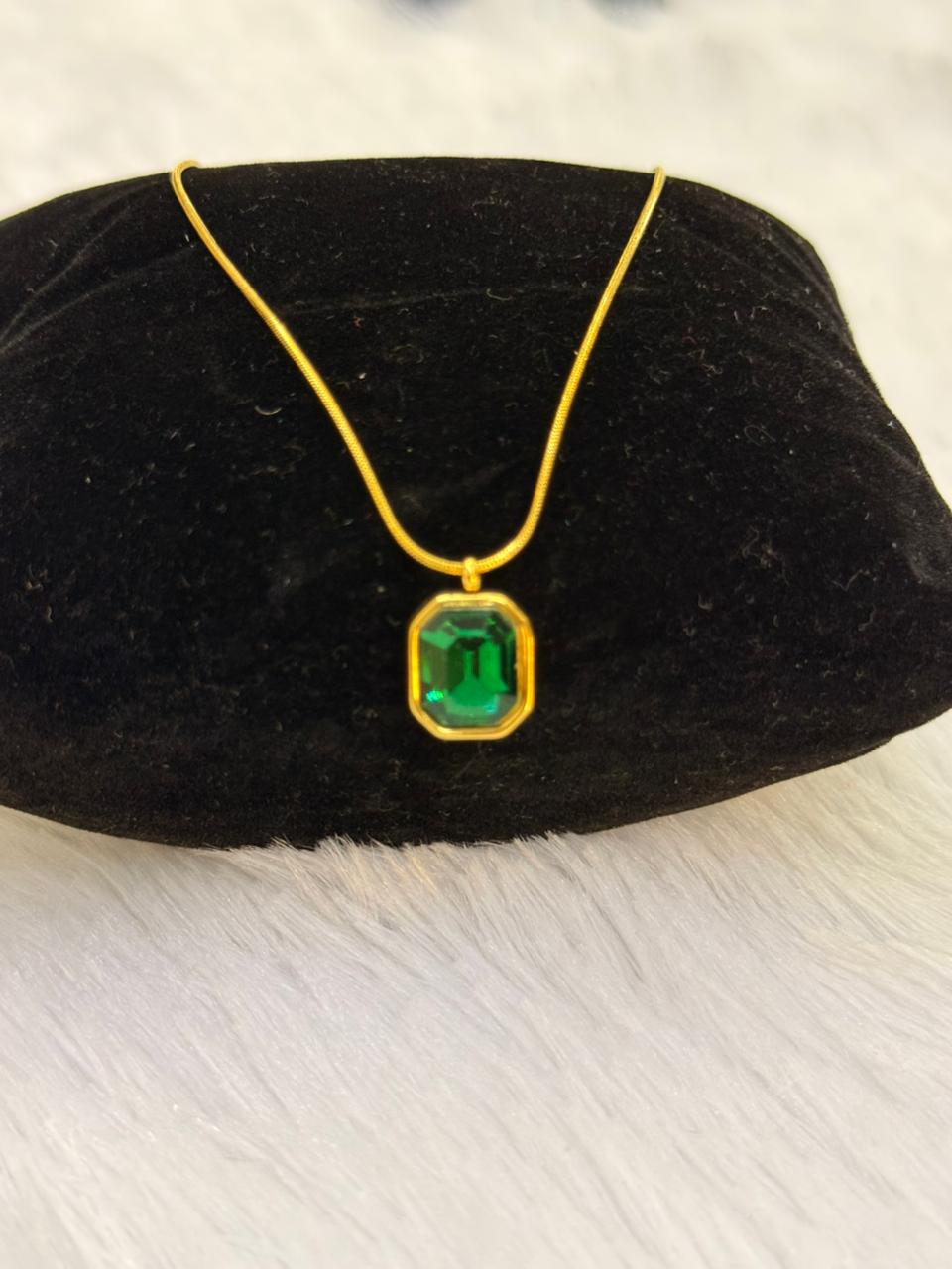 emrald pendant neckpiece