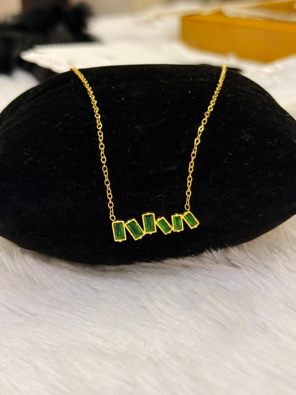 emrald pendant neckpiece