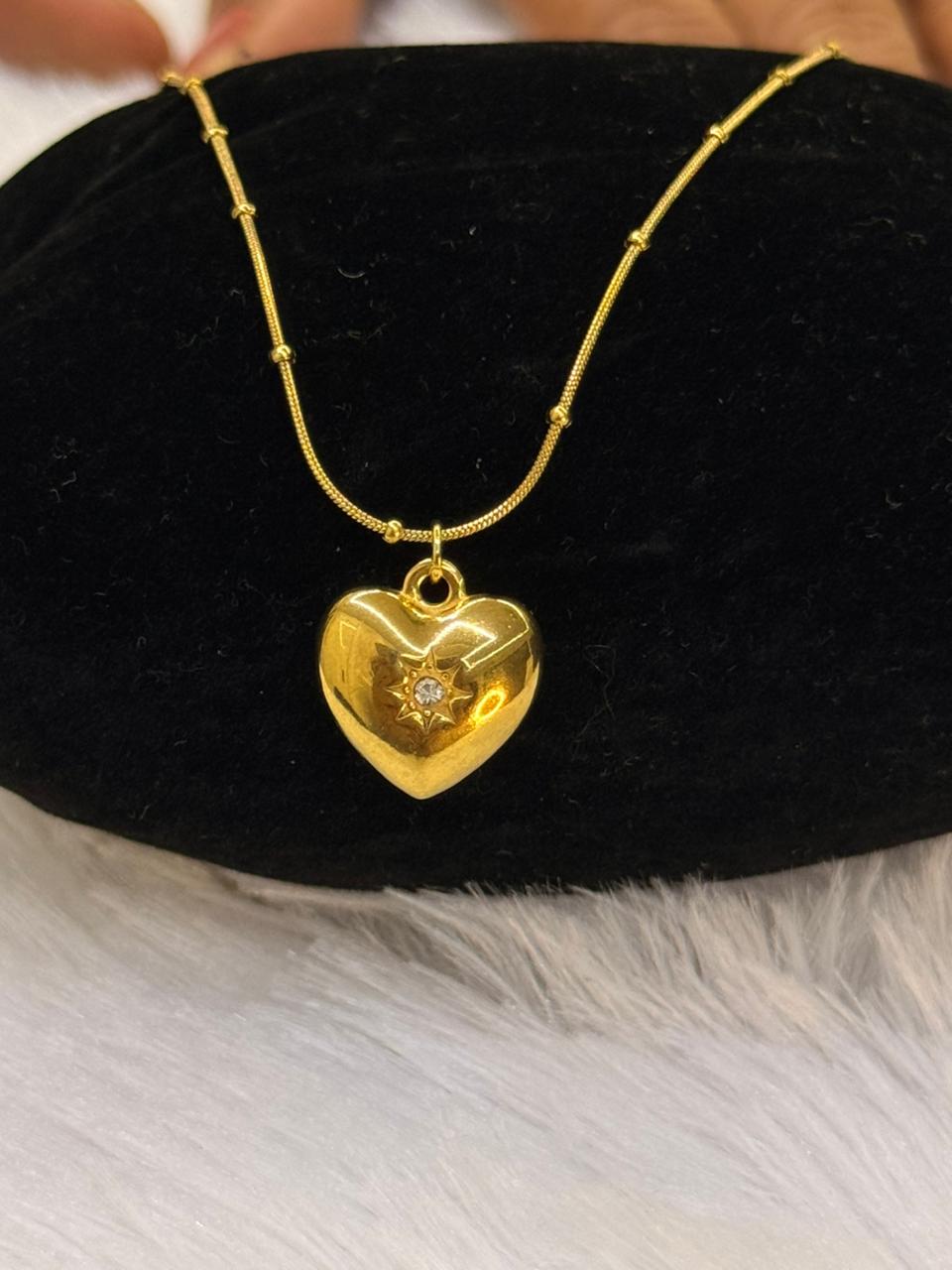 heart with diamond pendant neckpiece