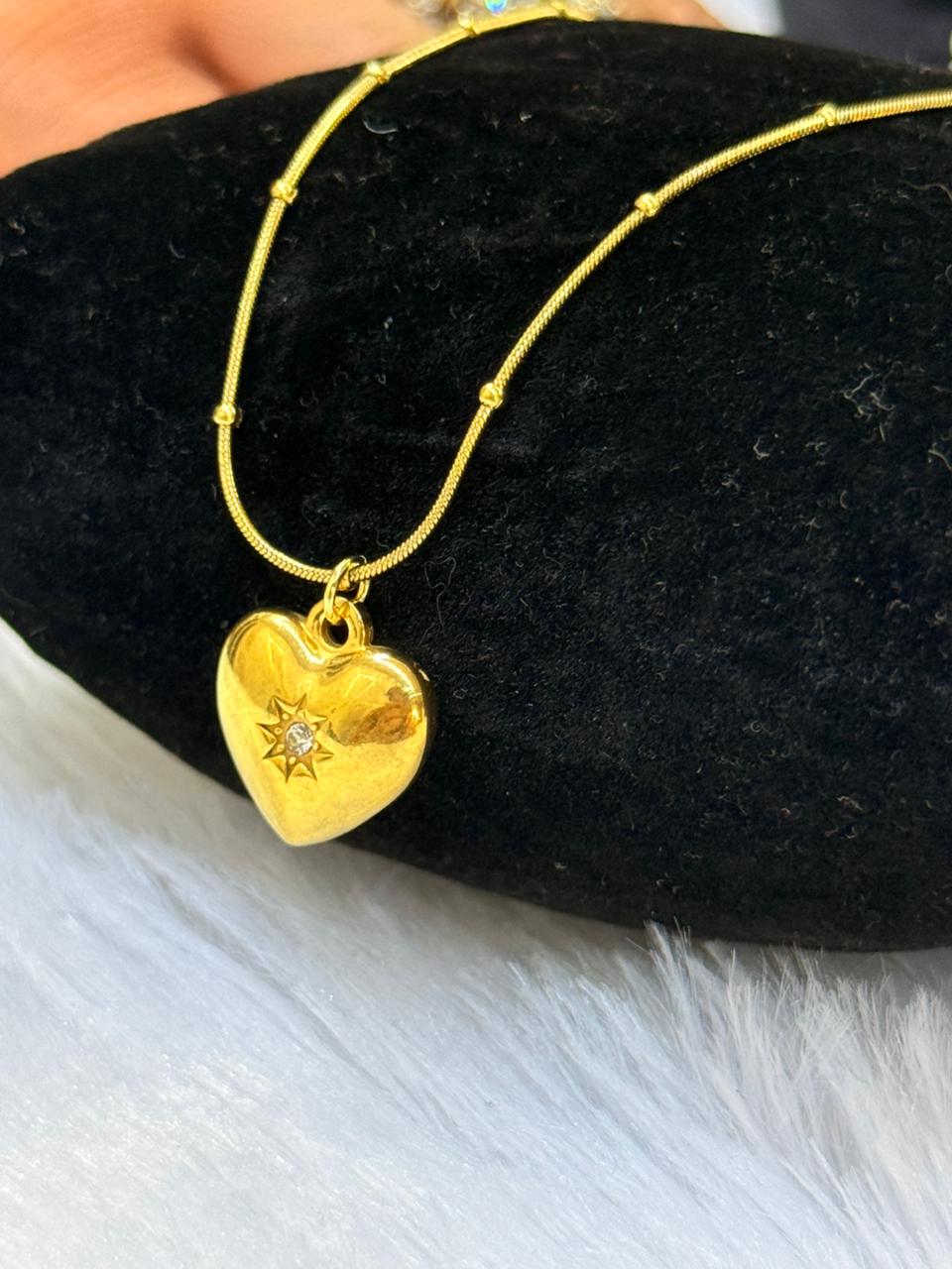 heart with diamond pendant neckpiece