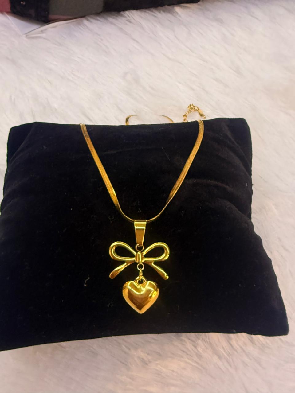 heart bow with snakechain pendant