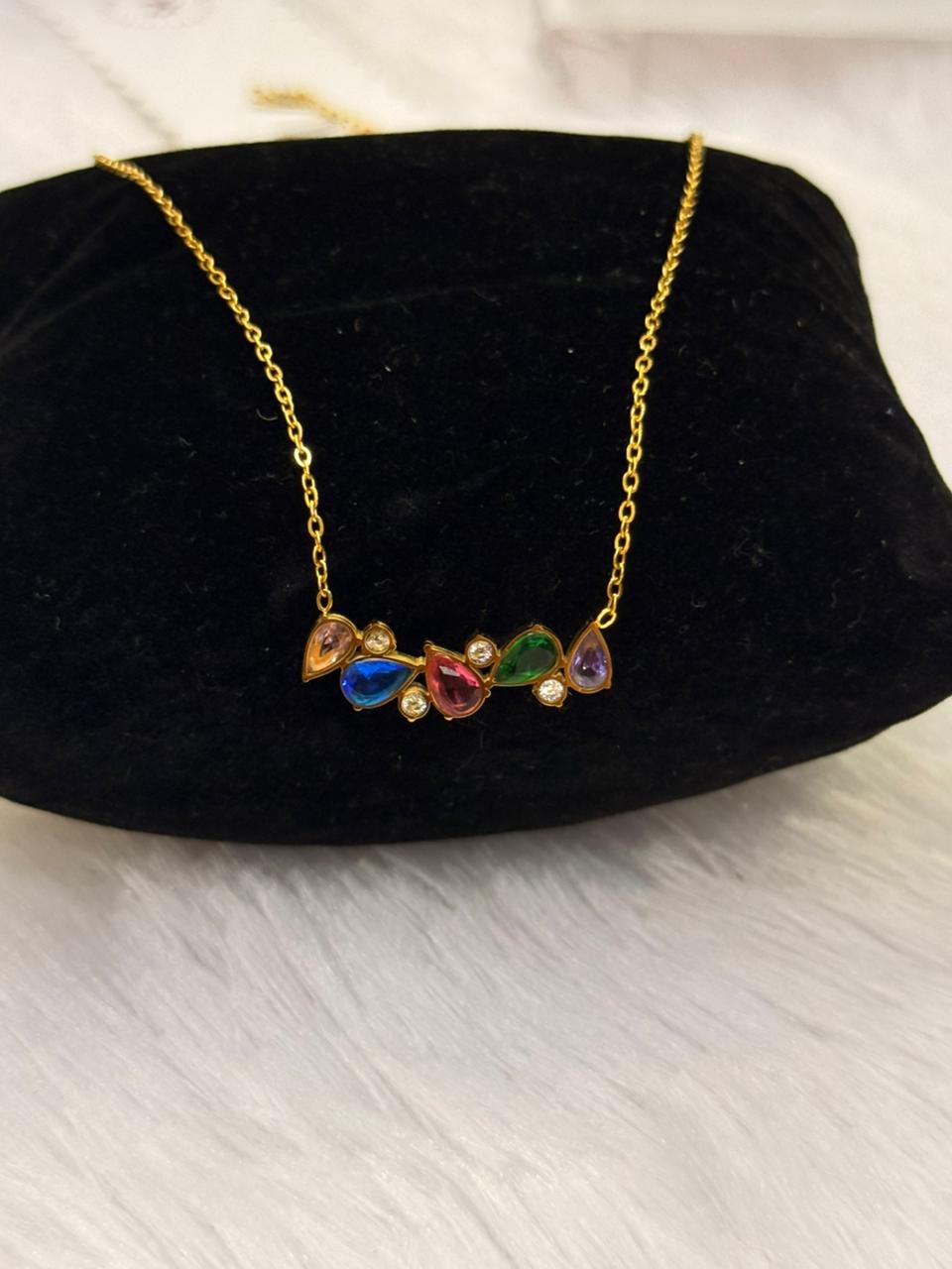 multi pendant neckpiece