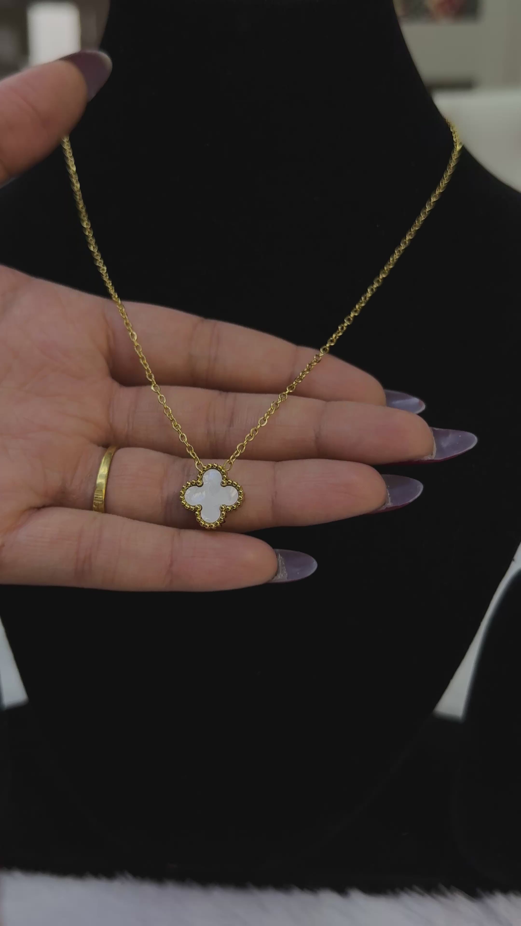 Reversible pendant set